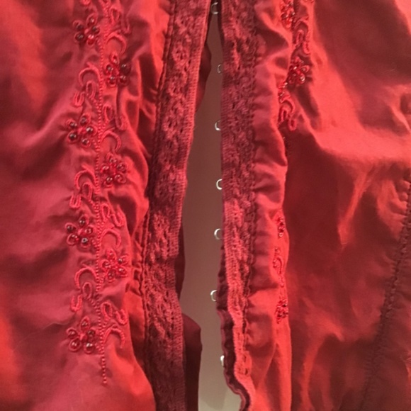 Red cotton embroidered and beaded blouse (M) - Picture 5 of 13